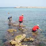 Vengono poi prese le misure di quello che sembra un comune scoglio che fuoriesce dall�acqua, ma che in realt� � ci� che rimane del braccio di un molo antico